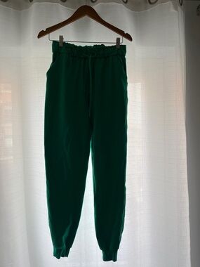 Women’s lululemon athletica Kelly Green Paperbag Waist Joggers with pockets.